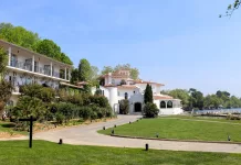 Brindos Lac & Château: el hotel donde el tiempo se refleja en el agua